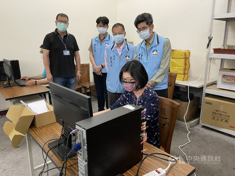 金門縣政府17日在車船處啟動實地異地辦公演練,由副縣長黄怡凱(後右起)率人事處長蔡流冰、車船處長李文堆等人視察。縣府表示,各機關異地辦公大致整備就緒,視疫情發展狀況隨時可啟動。(金門縣政府提供)中央社記者黃慧敏傳真 110年5月17日