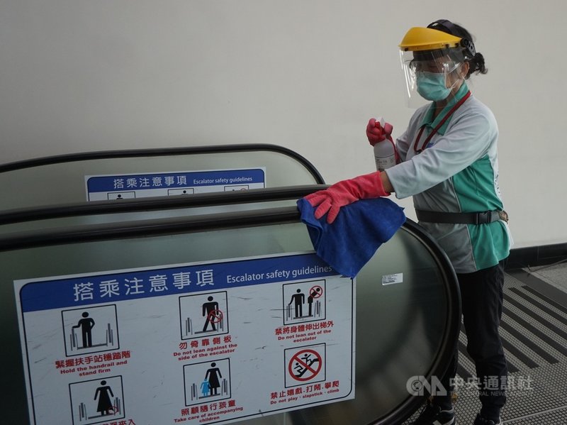 疫情升溫,金門航空站內民眾接觸到的各項設備,如手扶梯、手推車等,都會加強清潔消毒。中央社記者黃慧敏攝 110年5月17日
