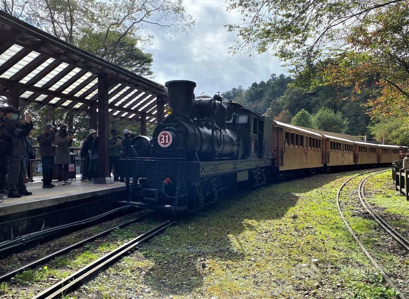 英国第五频道节目拍摄台湾绝美铁道，将于21日播出。图为阿里山蒸汽火车。（观光局驻伦敦办事处提供）中央社记者戴雅真伦敦传真 110年5月17日