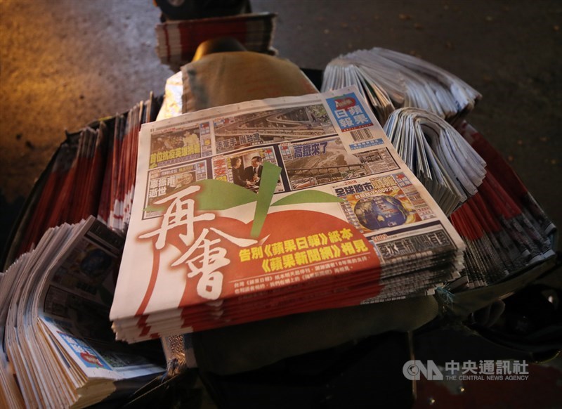 台灣「蘋果日報」發行最後一版紙本,以大大的「再會」兩字告別讀者,為18年紙本經營畫句點。17日派報人員整理最後一次出刊的蘋果日報,準備送至各販售點。中央社記者張新偉攝 110年5月17日