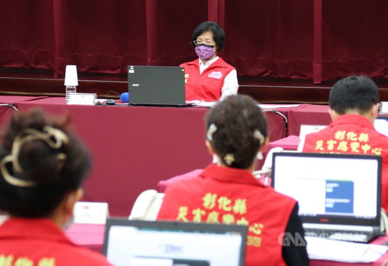 彰化縣武漢肺炎確診個案累計達20例,有國中、國小學生確診,部分家長希望全縣停課,對此,彰化縣長王惠美(後)17日出席應變會議後表示,家長若有疑慮,可讓孩子在家學習。中央社記者蕭博陽彰化縣攝 110年5月17日