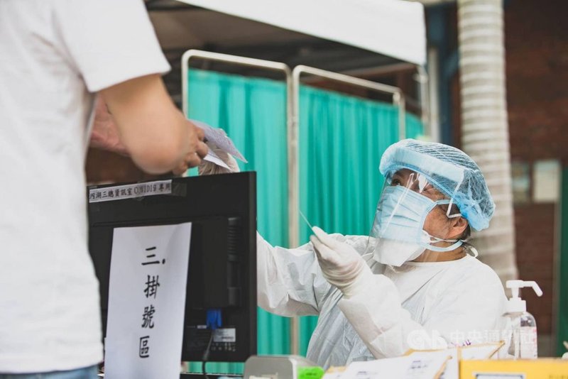 三軍總醫院醫護人員17日再度駐點萬華快篩站,協助檢疫。(軍聞社提供)中央社記者游凱翔傳真 110年5月17日