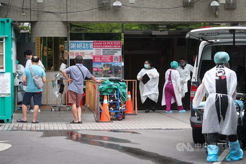 新北市板橋區亞東醫院爆發院內傳染案件,亞東醫院表示,共有7人確診,所有醫護採檢皆為陰性,目前門診降載且住院病人只出不進,並對住院病人擴大篩檢。中央社記者王騰毅攝 110年5月17日