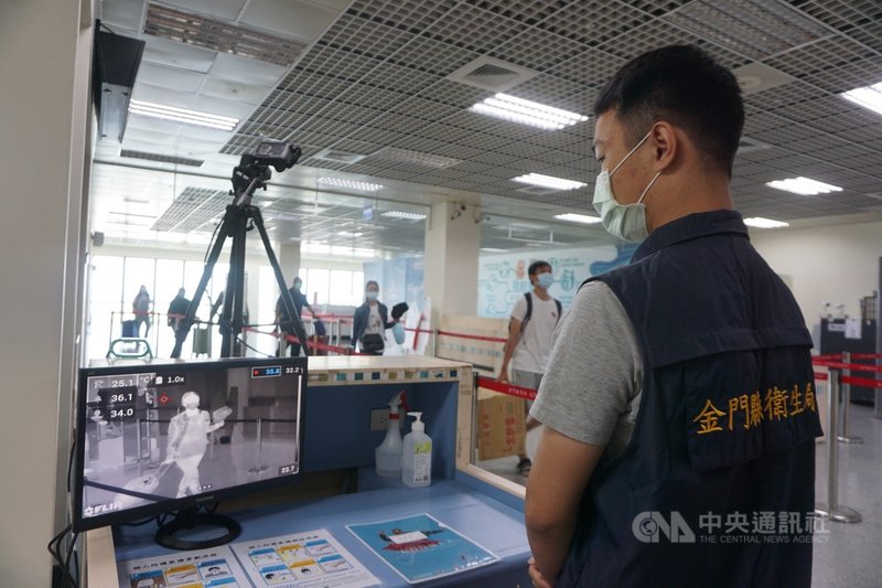 疫情升溫,金門航空站在到站出口設置體溫監測站,旅客體溫如超過攝氏37.5度,會先留置一段時間後二次監測;若未降溫,再由衛生局派救護車送到醫院進一步檢測。中央社記者黃慧敏攝 110年5月17日