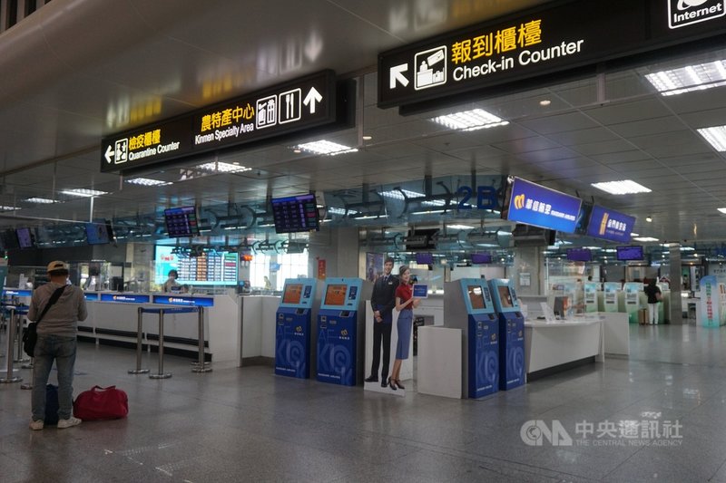疫情升溫,金門尚義機場17日顯得空蕩蕩。航空站表示,過去平均一天單向約有2000名旅客,現在大概只有1000人上下。中央社記者黃慧敏攝 110年5月17日