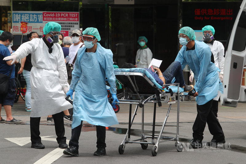 新北市板橋區亞東醫院爆發院內傳染案件,共有7人確診。目前門診降載且住院病人只出不進,僅收治由急診進入的急重症病患,全院醫護防護升級。中央社記者王騰毅攝 110年5月17日
