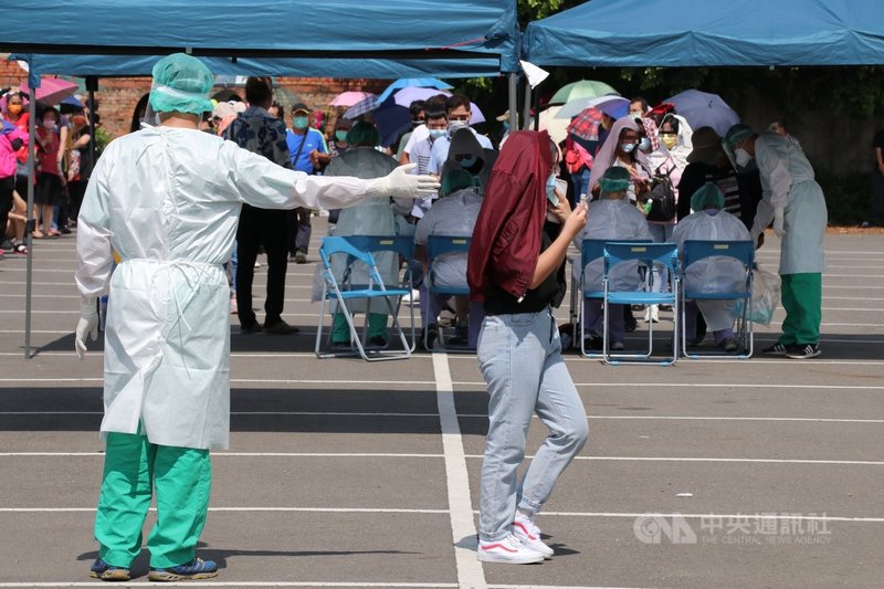 彰化縣一名婦人到台北萬華賣葡萄確診,由於她5月8日參加喜宴,同桌有賓客確診,飯店員工及賓客接獲通知,17日由衛生福利部彰化醫院派人篩檢。中央社記者蕭博陽彰化縣攝 110年5月17日