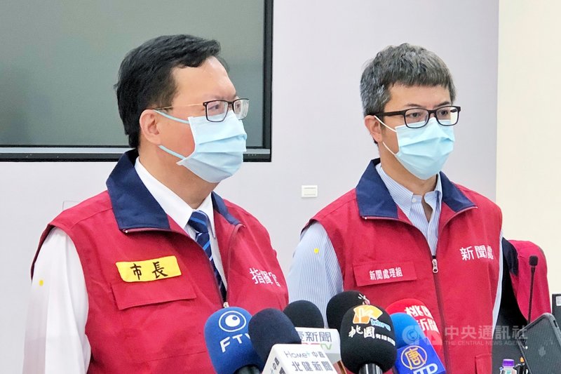 桃園市長鄭文燦(左)17日在防疫專案會議表示,桃園和新竹縣市針對國三及高三學生部分,初步達成18日開始到28日可請假不到校,也正與教育部討論進一步停課規劃。中央社記者吳睿騏桃園攝 110年5月17日