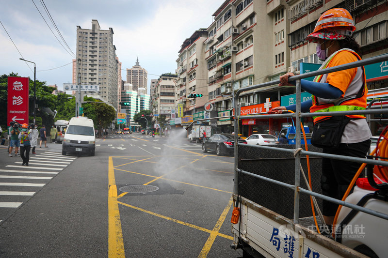 新北市板橋區亞東醫院爆發院內傳染案件,亞東醫院表示,共有7人確診,所有醫護採檢皆為陰性,目前門診降載且住院病人只出不進,新北市環保局也到醫院周邊道路加強消毒。中央社記者王騰毅攝 110年5月17日