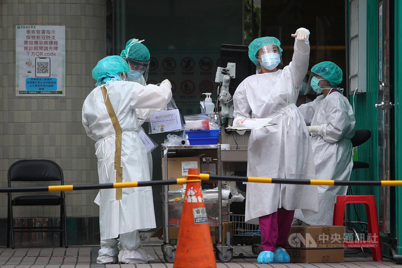 國內疫情延燒,新北市板橋區亞東醫院爆發院內傳染案件,醫院戶外篩檢區醫護人員忙著進行武漢肺炎(2019 冠狀病毒疾病,COVID-19)篩檢作業。中央社記者王騰毅攝 110年5月17日