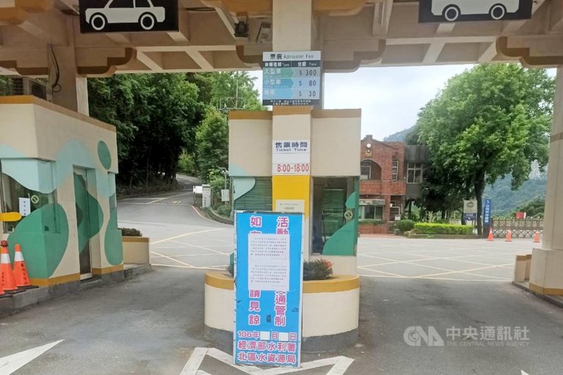 經濟部水利署北區水資源局宣布,石門水庫園區17日起至28日暫停開放及售票,後續將視疫情發展滾動調整。中央社記者吳睿騏桃園攝 110年5月17日
