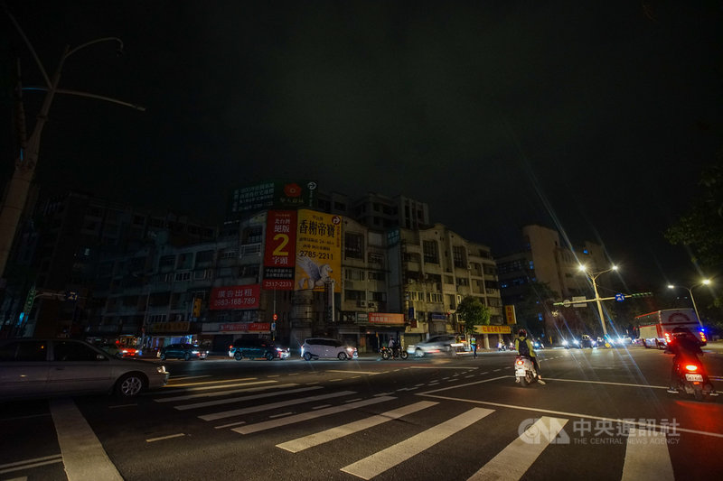 台電表示,17日下午至今用電量持續攀升,全台再次分區限電,目前暫定晚間8時50分開始C、D組進行第一輪限電,影響戶數為66萬戶,時間為50分鐘,限電量150萬瓩,並視後續復電情況進行滾動調整。圖為台北市民權東路六段與瑞光路口晚間9時許停電。中央社記者裴禛攝 110年5月17日