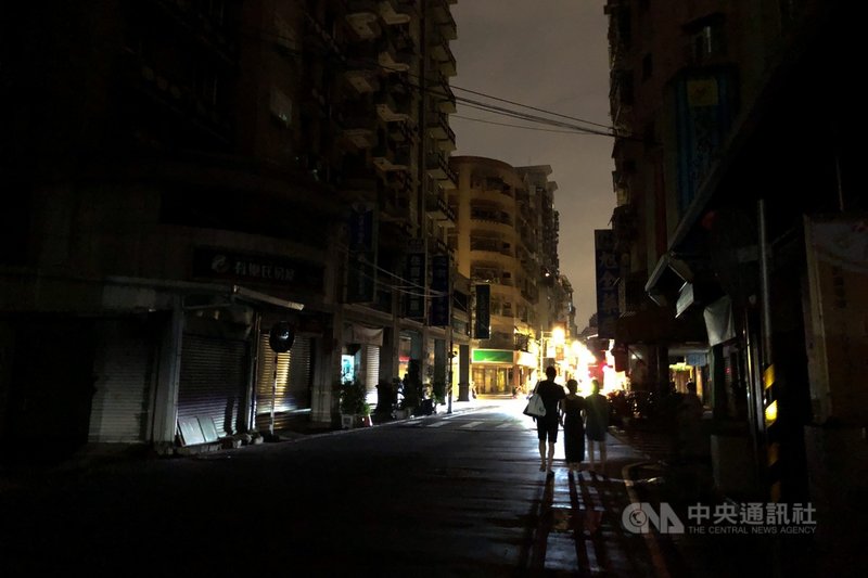 用電需求大增,加上興達電廠燃煤機組故障,造成電力供給吃緊,台電17日晚間8時50分針對C、D組進行第一輪分區限電,影響約66萬戶。圖為新北市板橋區部分路段漆黑一片。中央社記者王騰毅攝 110年5月17日