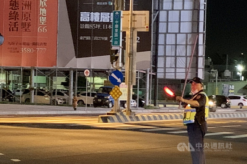 台南市部分地區17日晚間8時開始暫停供電,共有200多處路口號誌停擺,市府調派警力前往路口指揮交通。(台南市政府提供)中央社記者楊思瑞台南傳真 110年5月17日