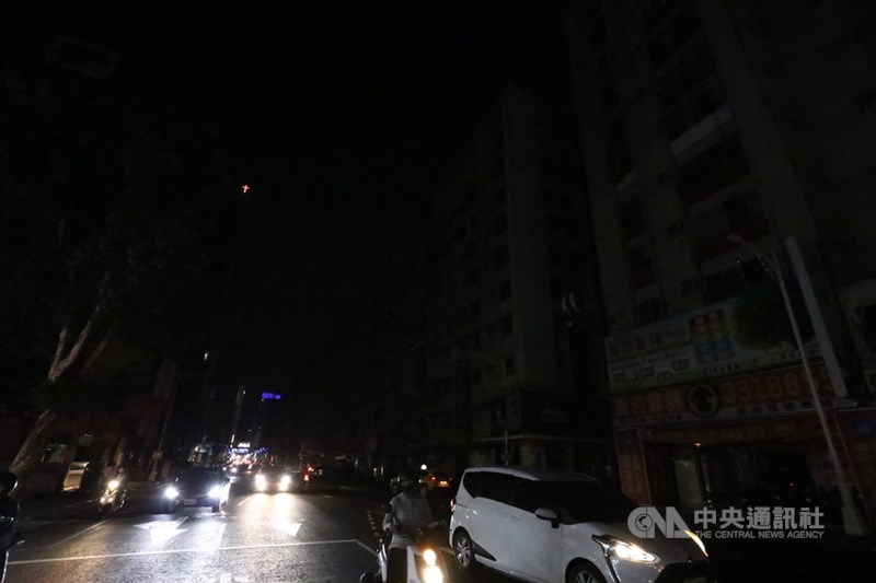 台電表示,17日下午用電需求持續上升,晚間7時30分負載仍達3487.2萬瓩,興達電廠1號機雖已併聯並緩步升載,但發電量提升需要時間;晚間8時10分因負載突升,供電能力不足,8時50分執行分區輪流停電。圖為高雄市前鎮區一心路上一片漆黑,僅剩路上車頭燈照明。中央社記者董俊志攝 110年5月17日