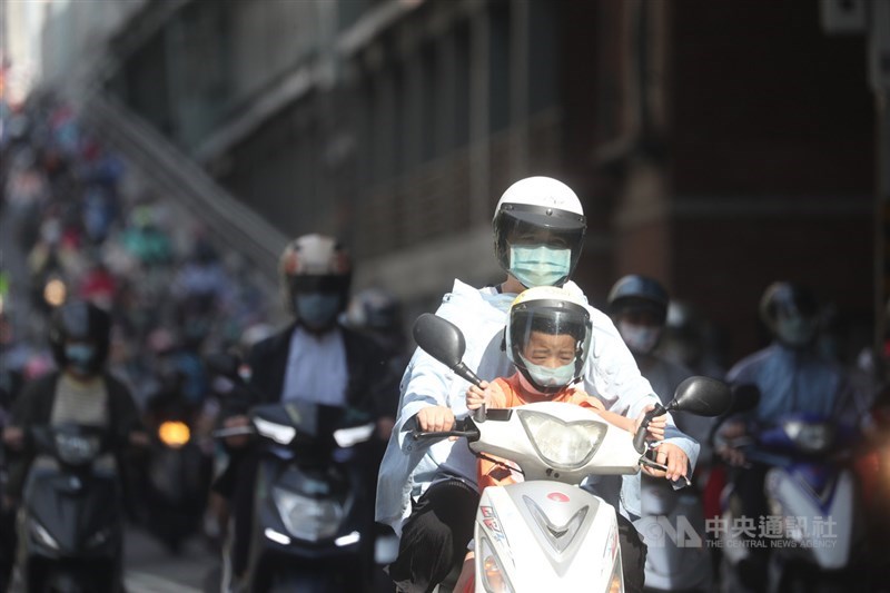 COVID-19疫情升溫,台北市與新北市即日起至5月28日升至第三級疫情警戒,防疫升級後的首個上班日,在台北橋的騎士們依循政府規定,均佩戴口罩。中央社記者吳家昇攝 110年5月17日