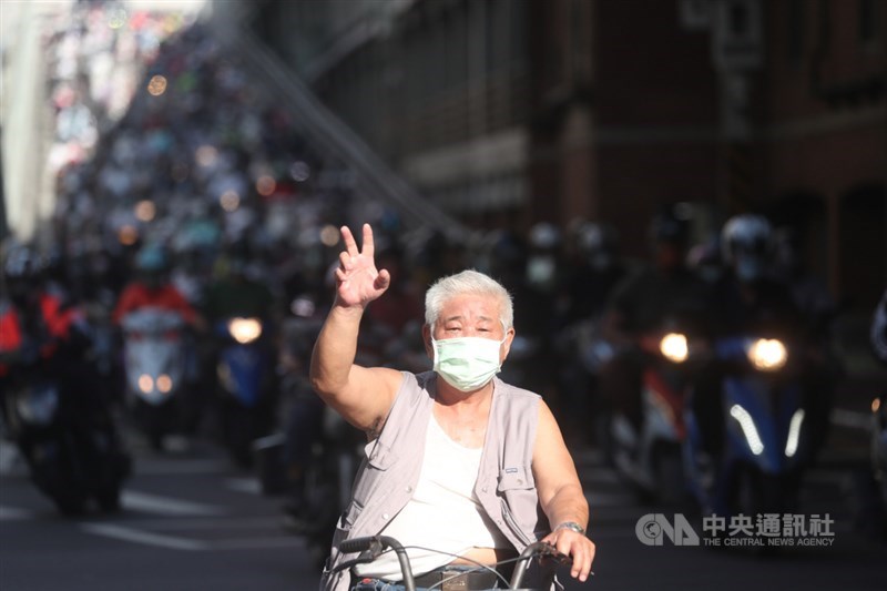 雙北防疫升級第三級警戒的首個上班日,17日上午行經台北橋的通勤民眾都戴上口罩。中央社記者吳家昇攝 110年5月17日