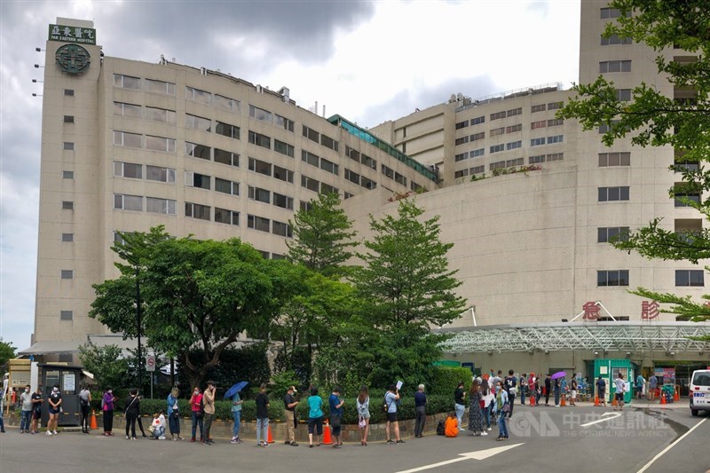 新北市板橋區亞東醫院爆發院內傳染案件,院方17日表示,急診病患住院前均需進行PCR篩檢及擴大急診戶外工作區與PCR篩檢服務,室內進行全面清消與環境採檢。中央社記者王騰毅攝 110年5月17日