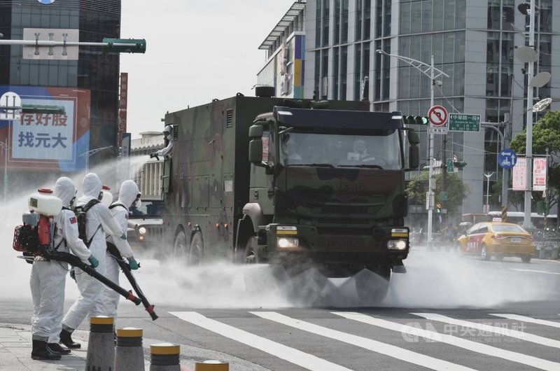 陸軍化學兵17日再度挺進台北萬華地區消毒,盼阻止疫情進一步蔓延。(軍聞社提供)中央社記者游凱翔傳真110年5月17日