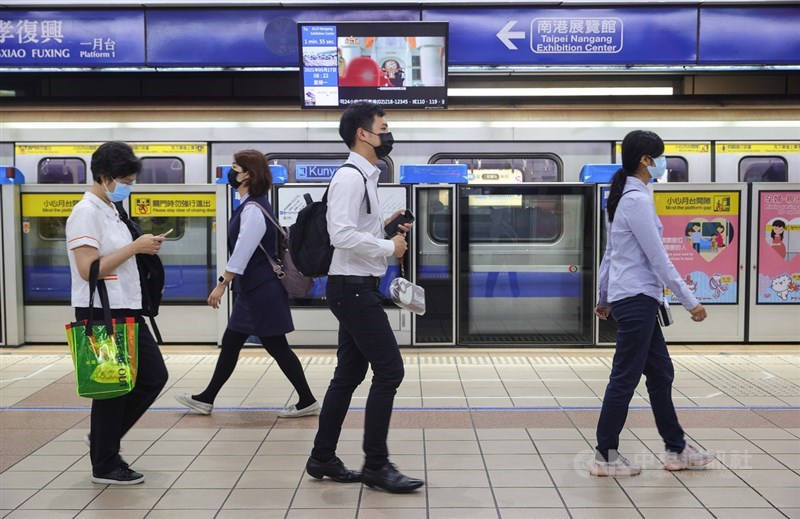 武漢肺炎本土案例增加,台北市、新北市進入第三級警戒,台北捷運忠孝復興站17日上午上班時間,搭乘捷運的民眾都戴上口罩。中央社記者謝佳璋攝 110年5月17日