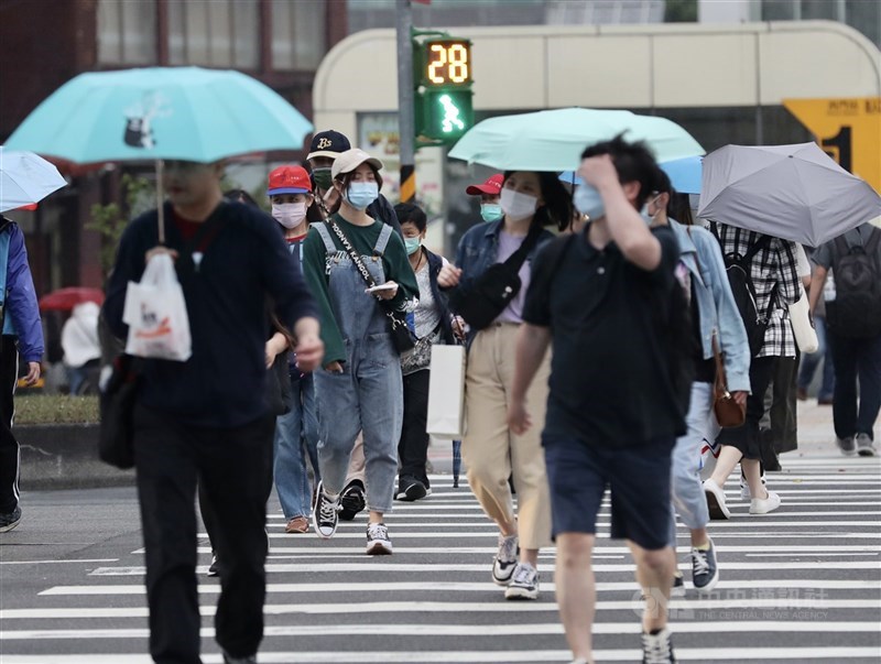 氣象局表示,18日中部以北、各地山區易有午後雷陣雨。(中央社檔案照片)