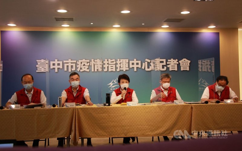 本土疫情升溫,台中市17日增加2例確診,市長盧秀燕(中)公布新的防疫措施,其中高三、國三生不用到校,在家線上學習。中央社記者蘇木春攝 110年5月17日