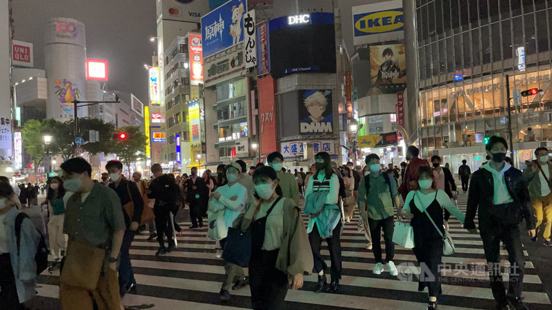 日本朝日新聞最新民調顯示,日本首相菅義偉內閣支持率跌至33%,創新低。有67%的民眾不滿菅內閣的防疫作為。圖為16日適用緊急事態宣言的東京澀谷,晚間街頭行人仍多。中央社記者楊明珠東京攝 110年5月17日