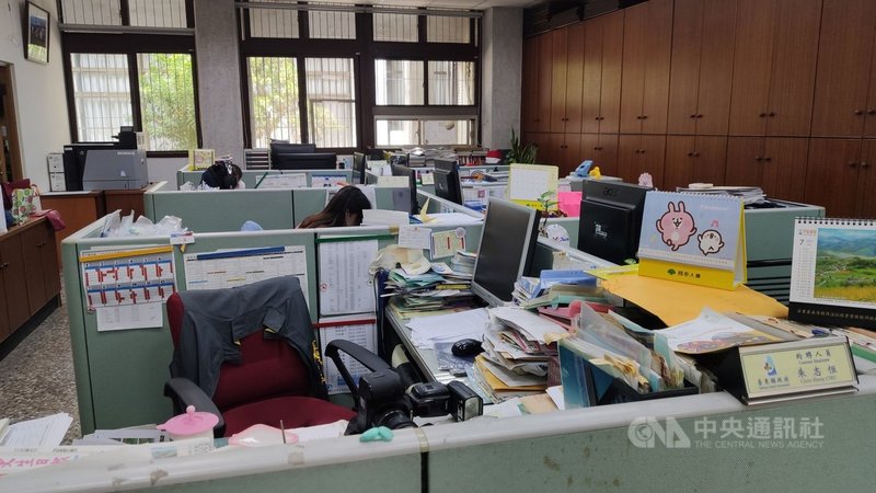 武漢肺炎疫情升溫,台東縣政府17日啟動部分居家或異地辦公,相關業務的執行儘量改採視訊、電子郵件傳送,減少面對面接觸機會,務求防疫滴水不漏。中央社記者盧太城台東攝 110年5月17日