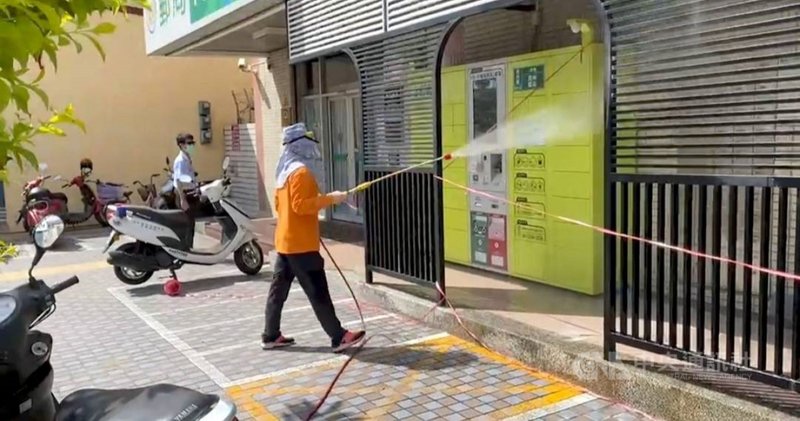 屏東縣政府17日公布新增一名武漢肺炎確診者在縣境內足跡;案號「1751」男子16日確診染疫,10日曾返回南州鄉父親家探視及前往崁頂鄉親友處,衛生局已完成相關足跡消毒。(屏東縣政府提供)中央社記者郭芷瑄傳真 110年5月17日