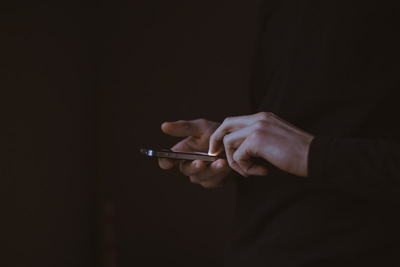 國內疫情升溫,Gogolook旗下陌生來電辨識軟體Whoscall發現,民眾透過聊天機器人「美玉姨」查證的可疑訊息量激增,最高峰時每分鐘超過3000則。(圖取自Pixabay圖庫)