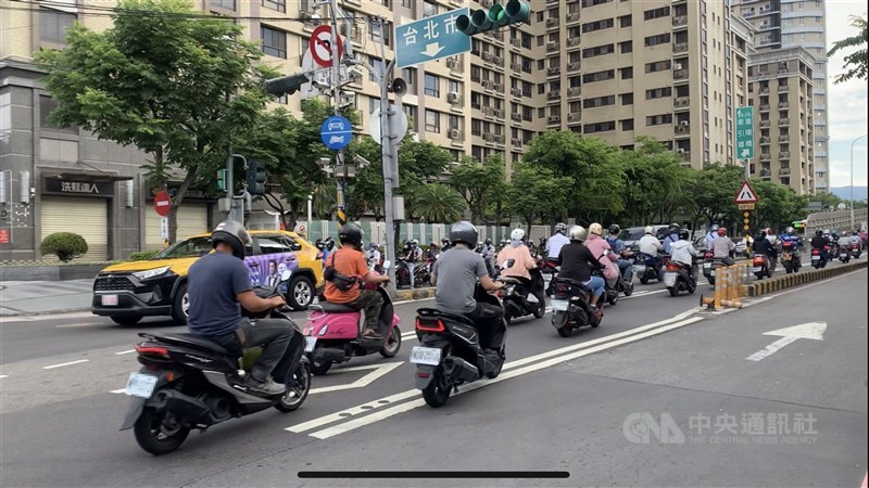 銜接雙北的重要幹道如台北橋、重陽橋等，平常只要上下班時段必定湧現密集車潮，但記者17日上午實際走訪觀察發現，車流量不如以往繁忙。中央社記者沈佩瑤攝 110年5月17日