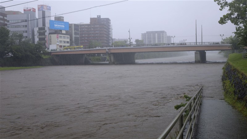 強烈雨勢讓熊本縣發生土石流等災害的危險性升高,各地區陸續發布警戒情報。圖為熊本市白川水位因雨暴漲。(共同社)