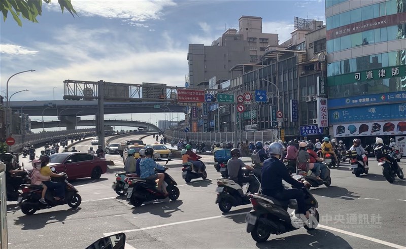 雙北防疫升級成第三級警戒的首個上班日,儘管不少民眾捨棄大眾運輸,改以汽機車代步,但包括台北橋等在內,車流卻明顯減少。中央社記者沈佩瑤攝 110年5月17日