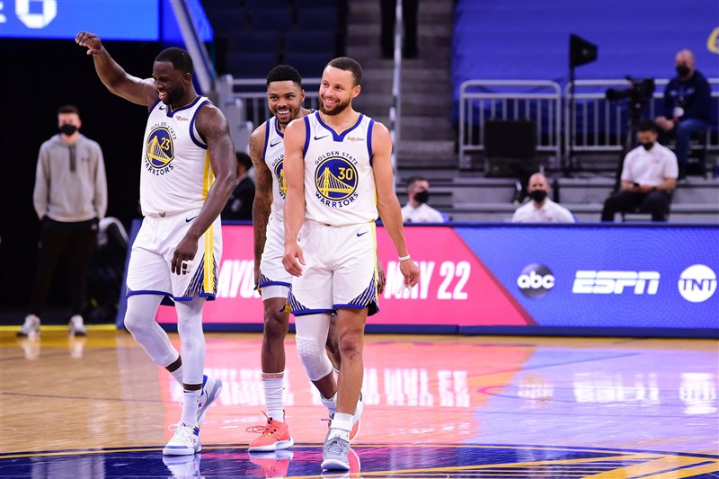 NBA例行賽16日結束,東、西區前8名底定,接下來將是去年因疫情而新創的「附加賽」登場。(圖取自twitter.com/NBA)