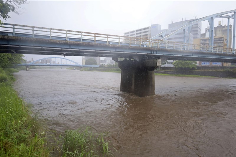 日本熊本縣因梅雨鋒面影響降下猛烈大雨,局部地區3小時累積雨量超過200毫米,並有一名女性失蹤,部分地區17日發布避難警報。圖為熊本市白川水位因雨暴漲。(共同社)