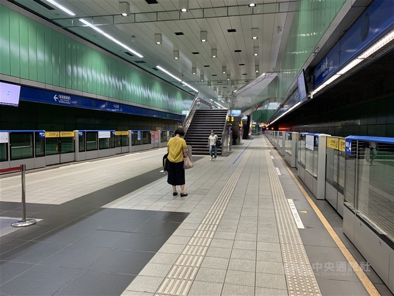 雙北防疫升級成第三級警戒的首個上班日,捷運人潮大減。圖為捷運永春站月台17日上班時間畫面。(中央社)