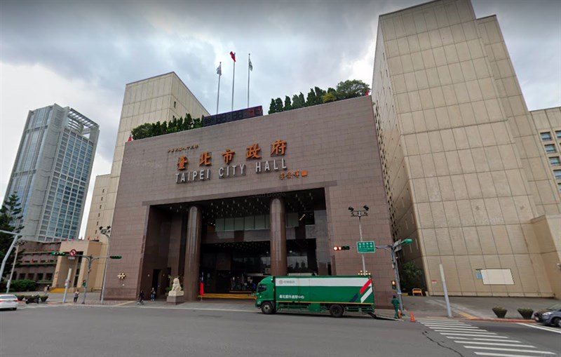 台北市府隨即17日開始啟動異地辦公與居家辦公,但有公務員反映因設備問題,不僅無法異地辦公,想在家上班也很難。圖為台北市政府。(圖取自Google地圖網頁google.com/maps)