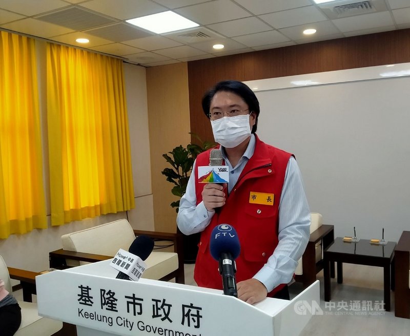 基隆市16日新增2例個案,其中案1554是海大附中男學生,經篩檢後,他的母親也呈現陽性(案1826),基隆市長林右昌(圖)17日在記者會中公布案1554和案1826 足跡。中央社記者王朝鈺攝 110年5月17日