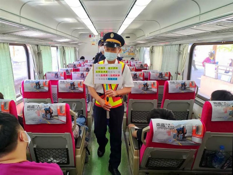 台鐵16日通報,2名旅客搭乘列車時,都未戴口罩並對其他乘客咆哮,除通知鐵路警察處理外,都交由衛生局裁罰。圖為台鐵人員在列車上宣導事項。(圖取自facebook.com/TaiwanRailwayAdministration)