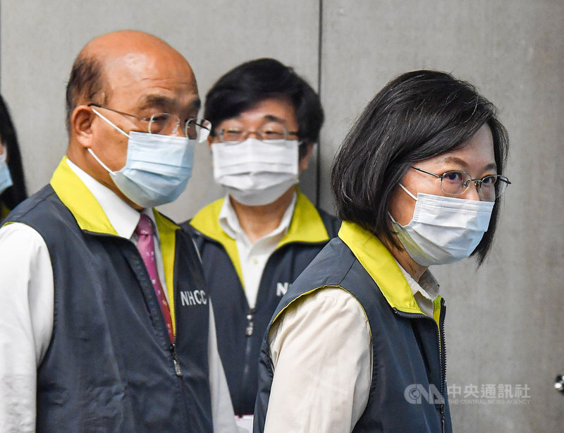 總統蔡英文(右)18日視察疾管署嚴重特殊傳染性肺炎中央流行疫情指揮中心並發表談話,蔡總統表示,要請行政院長蘇貞昌(左)帶領的行政團隊協助宣傳正確的防疫資訊。中央社記者鄭清元攝 110年5月18日