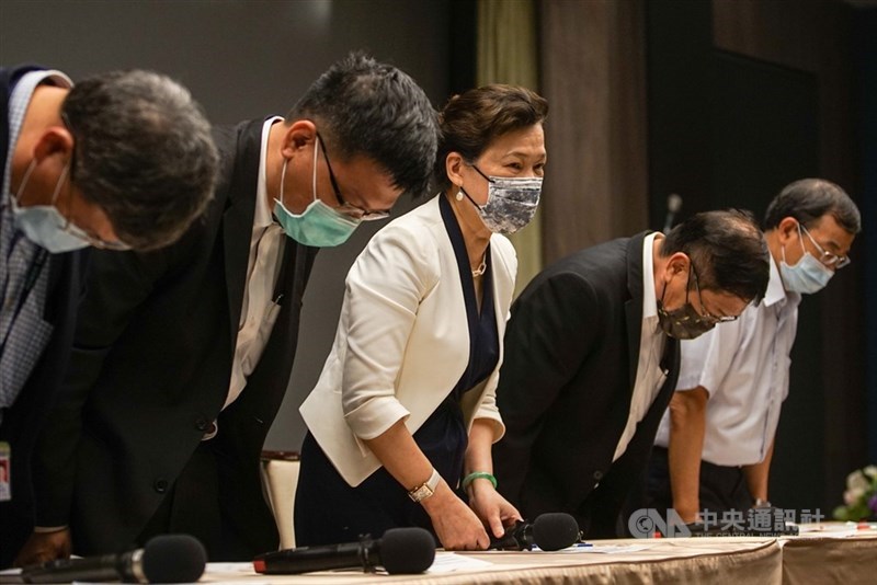 5天內發生2次停電,經濟部長王美花18日再度致歉外,也示警裝置容量共460萬瓩的許多重要機組仍在歲修,5月下旬才能歸隊。圖為王美花(左3)13日為全台大停電一事,向民眾鞠躬致歉。(中央社檔案照片)