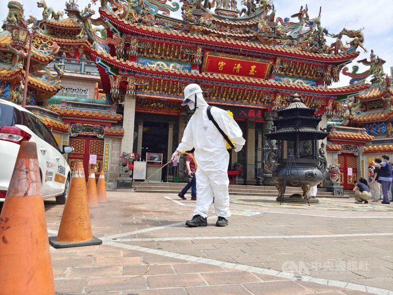 苗栗縣17日出現首例武漢肺炎(2019冠狀病毒疾病,COVID-19)確診個案,縣府啟動全縣大清消,消毒大隊18日上午在苗栗市玉清宮周邊作業。中央社記者管瑞平攝 110年5月18日