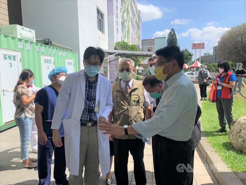 武漢肺炎疫情升溫,屏東縣長潘孟安(前右)18日到衛生福利部屏東醫院關心戶外篩檢站、專責病房及分艙分流等運作情形。(屏東縣政府提供)中央社記者郭芷瑄傳真 110年5月18日
