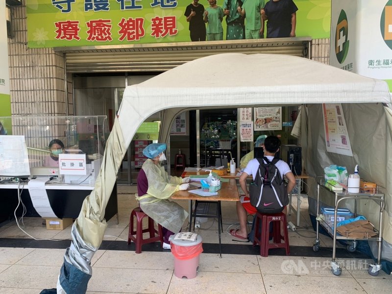 屏東縣長潘孟安18日到衛生福利部屏東醫院關心戶外篩檢站、專責病房及分艙分流等運作情形,指示緊急採購快篩試劑、規劃社區篩檢站,提高篩檢量能。(屏東縣政府提供)中央社記者郭芷瑄傳真 110年5月18日