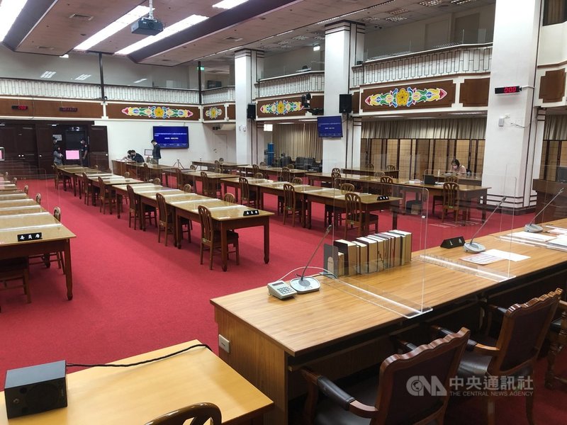 立法院強化防疫作為,在委員會會議室架設隔板,座位採梅花座彼此錯開。中央社記者王承中攝 110年5月18日