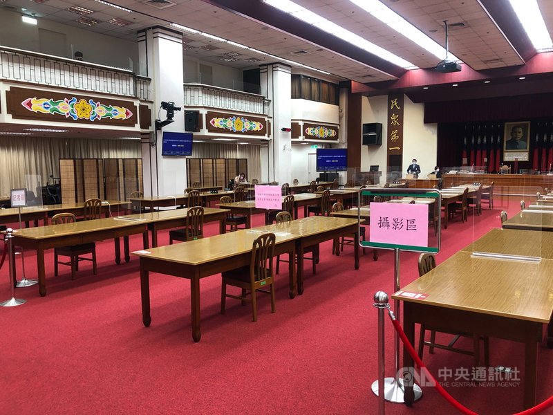 立法院強化防疫作為,委員會會議室禁止飲食,且架設紅龍劃分媒體拍攝區。中央社記者王承中攝 110年5月18日