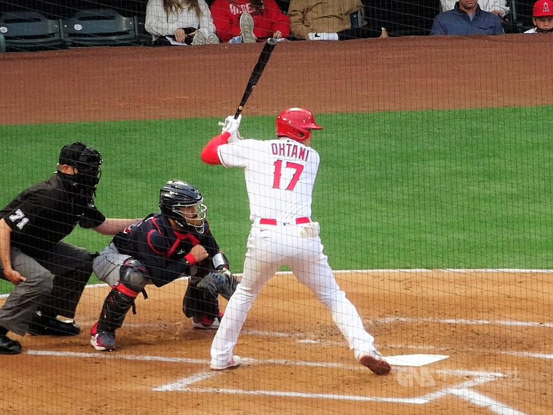 日本球星大谷翔平17日在洛杉磯天使主場敲出本季第13 支全壘打,暫居美國職棒大聯盟全壘打王。中央社記者林宏翰洛杉磯攝 110年5月18日