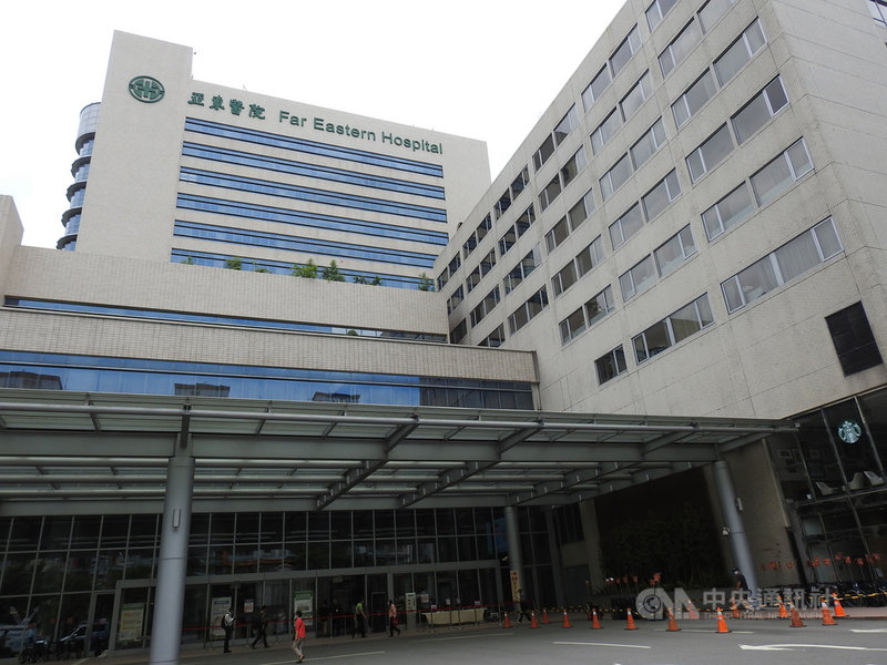 亞東醫院17日爆發院內感染,依中央流行疫情中心公布資訊目前9人確診。院方18日證實,有一名確診者17日下午不幸死亡,但並非指標性個案,是高齡86歲且有多重慢性疾病的患者。中央社記者王鴻國攝 110年5月18日