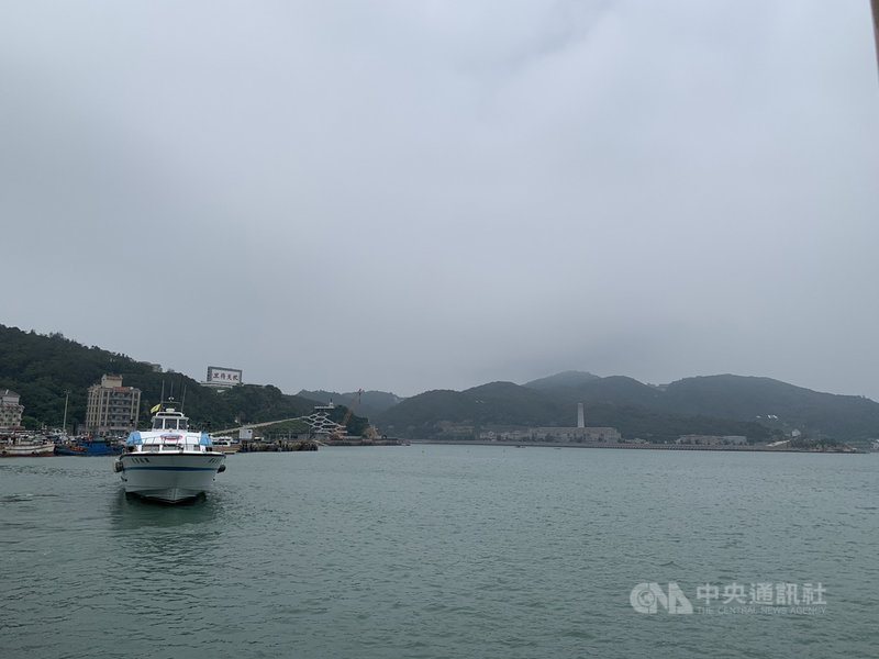 武漢肺炎(2019冠狀病毒疾病,COVID-19)疫情升溫,馬祖飛機機位不再一票難求,連江縣政府暫停實施縣民保留機位,並陸續調整跨島交通船航班減班,後續將隨疫情進展,再視需求重啟執行。中央社記者邱筠攝 110年5月18日
