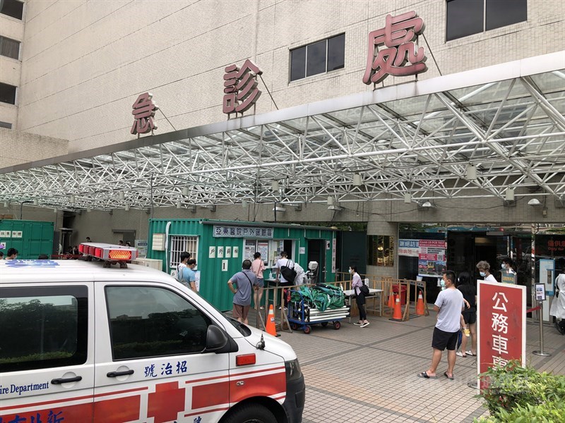 亞東醫院爆發院內感染事件,其中1確診者17日死亡。院方今天指出,死者高齡且有多重慢性疾病。圖為亞東醫院急診室。 中央社記者王騰毅攝 110年5月17日